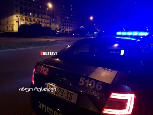 "ქალი ბავშვებს დანით მისდევდა"