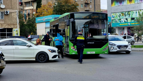 რუსთავში ერთმანეთს მსუბუქი ავტომობილი და ავტობუსი შეეჯახა