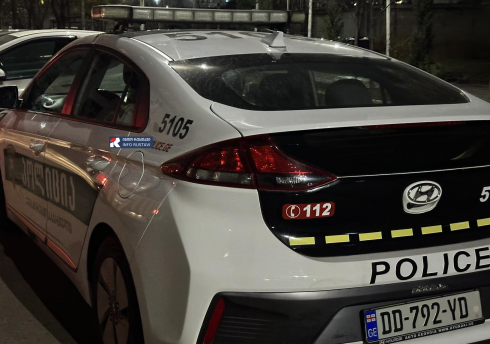 რუსთავში ავტომობილი განათების ბოძს შეეჯახა და ადგილიდან მიიმალა [photo]