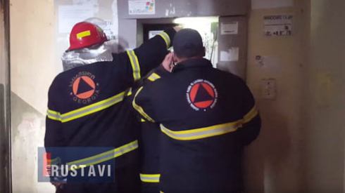 ქალი ყვიროდა მიშველეთო - ხანძარი ლიფტში (ვიდეო).