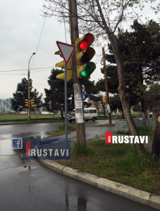 წითელი და მწვანე ერთდროულად.