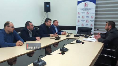 მერსა და აქციის მონაწილეებს შორის მოლაპარაკება არ შედგა (ფოტოები).