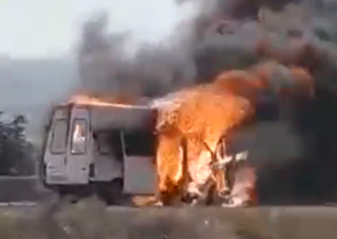 მაგისტრალზე სამგზავრო მიკროავტობუსს ცეცხლი გაუჩნდა