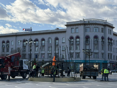 რუსთავის ნაძვის ხისა და საახალწლო სოფლის დემონტაჟი მიმდინარეობს