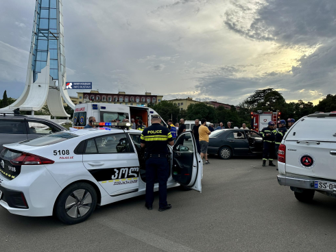 რუსთავში ერთმანეთს ორი ავტომობილი შეეჯახა [video]