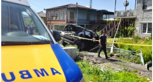 ავტომობილის მძღოლმა საჭე ვერ დაიმორჩილა და საცხოვრებელი სახლის ეზოში შევარდა