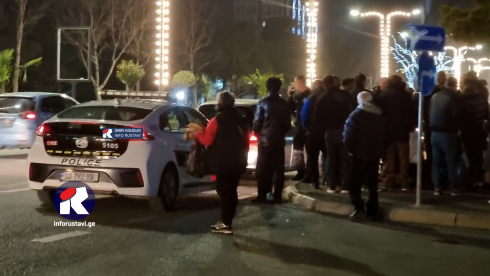 რუსთავში ავტომობილი გადასასვლელთან მდგომ გოგოს შეეჯახა [video]