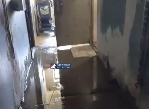 "ფეკალური მასები ამოდის პირველ სართულზე"