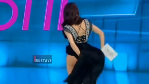 წამყვანს ეგონა რომ ობობა შეუძვრა (ვიდეო)