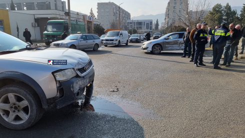 ავტოსაგზაო შემთხვევა ლეონიძის სკვერთან [photo]
