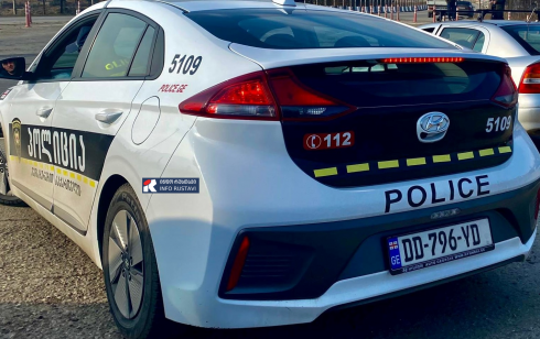 კაცი 11 წლის ბიჭს აქეზებდა, რომ 9 წლის ბავშვი ეცემა და მოეკლა