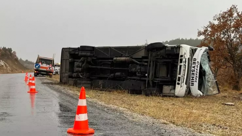 თურქეთში სასკოლო ავტობუსი ამოტრიალდა და 29 ადამიანი დაშავდა