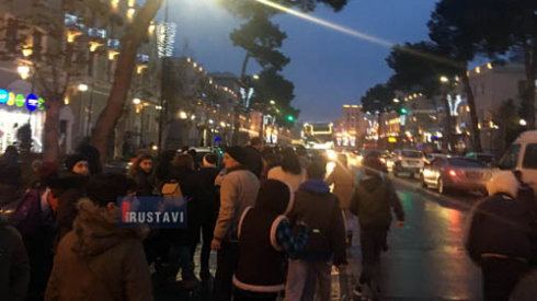 ფეხბურთელების მსვლელობა ქუჩებში