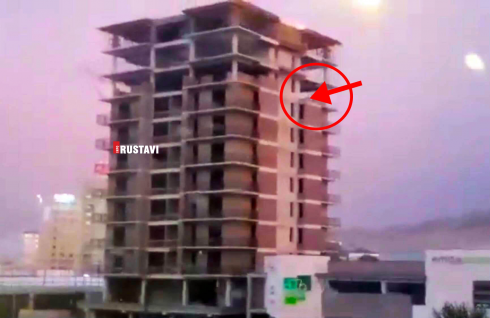 რუსთავში მშენებარე ბინის კედელი ჩამოინგრა [video]
