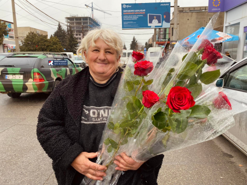 რუსთაველები ყვავილებით ხელში - დედებისკენ [photo]