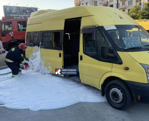რუსთავში მოძრავ მიკროავტობუს საბურავზე ცეცხლი გაუჩნდა