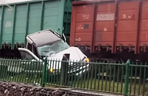 ავტომობილი და მატარებელი ერთმანეთს შეეჯახა [video]