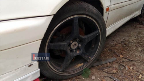 ავტომობილის საბურავები და დისკები მოიპარეს