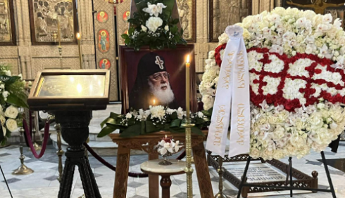 ტაძარში უკვე დაწყებული აქვთ საფლავის გაჭრა