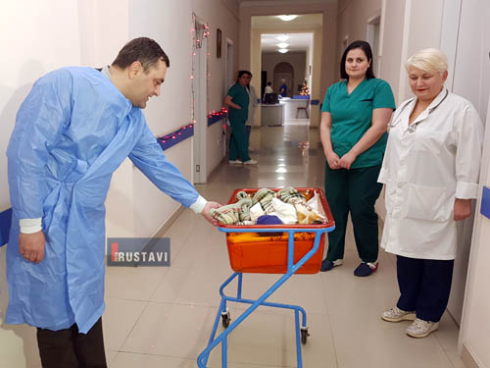 მერმა რუსთაველებს შობა მიულოცა [photo]