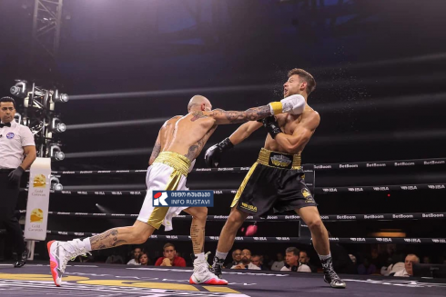 რუსთაველმა ლაშა გურულმა მეტოქე 5 რაუნდში დაამარცხა [ვიდეო]