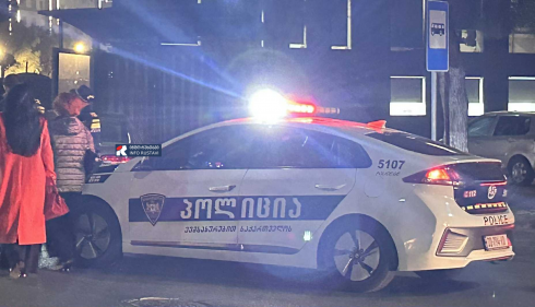 რუსთავში ერთმანეთს 2 ავტომობილი შეეჯახა, რის შემდეგაც ერთ-ერთი გაჩერებაზე ავარდა [photo]