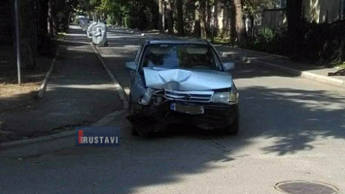 მსუბუქი ავტომობილი ხეს შეეჯახა