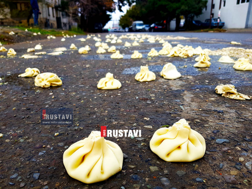 რუსთავში ხინკალი გზაზე იყო მოფენილი [photo]