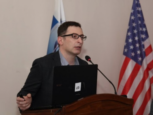 "კოვიდი არ ჩერდება"