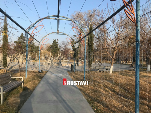 რუსთავის პარკში საახალწლო განათებები მონტაჟდება