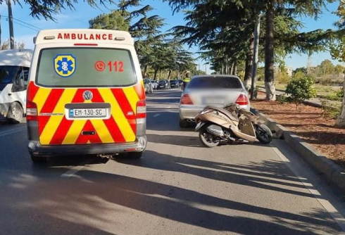 რუსთავში ერთმანეთს "გლოვოს" კურიერის მოპედი და ავტომობილი შეეჯახა [video]