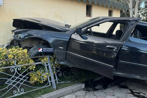 რუსთავში ავტომობილი პარკში შევარდა [photo]