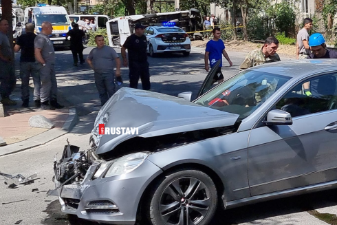 რუსთავში ავარიის დროს მიკროავტობუსი ამობრუნდა