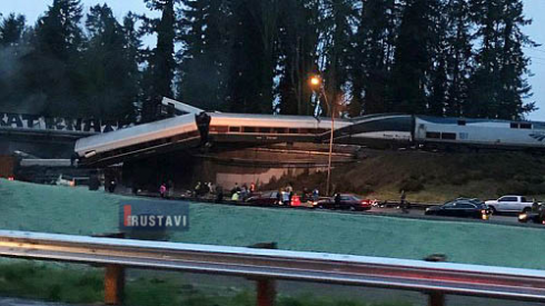 ჩქაროსნული მატარებელი ხიდიდან გადავარდა [photo]