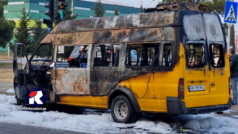რუსთავში მოძრაობის დროს მიკროავტობუსს ცეცხლი გაუჩნდა [video]