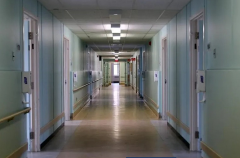 კაცი, რომელმაც ყოფილი მეუღლე ცოცხლად დაწვა, გარდაიცვალა