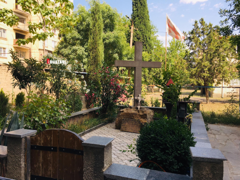 სამეზობლოს მიერ მოწყობილი სამლოცველოები რუსთავის ეზოებში [photo]