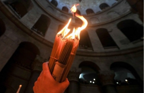 მაცხოვრის საფლავზე წმინდა ცეცხლი გადმოვიდა