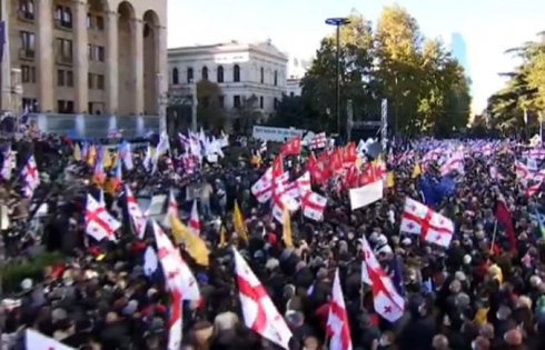 პარლამენტთან საპროტესტო აქცია დაიწყო