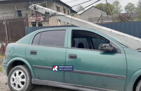 ავტომობილი ჯერ ღობეს, შემდეგ კი განათების ბოძს შეეჯახა