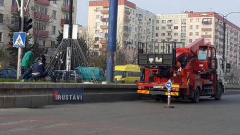 საახალწლო დეკორაციების მონტაჟი გრძელდება