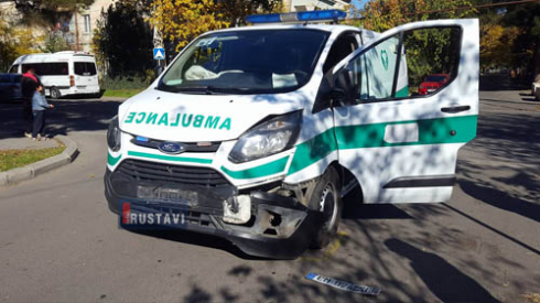 სასწრაფო დახმარების ეკიპაჟი ავარიაში მოყვა (ვიდეო)