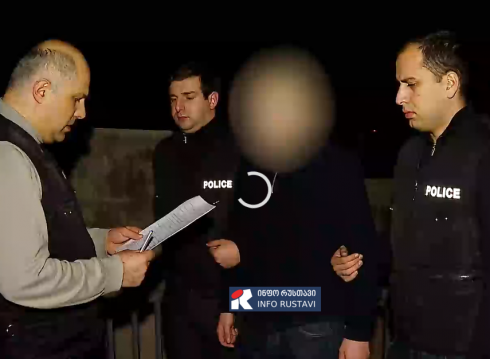 დააკავეს პირი, რომელიც ოჯახის წევრზე ფიზიკურად და სექსუალურად ძალადობდა