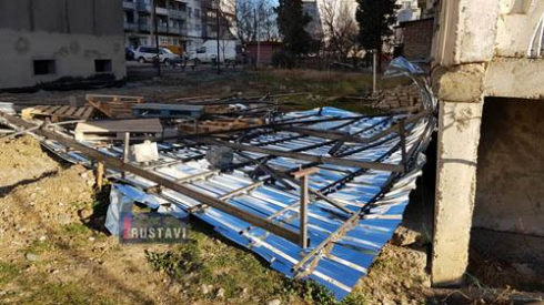 ძლიერი ქარი რუსთავში [video]