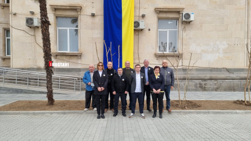 რუსთავის საკრებულოს შენობაზე უკრაინის დროშა გადმოფინეს