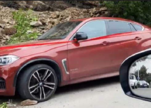 კლდის მასა ჩამოიშალა და ავტომობილები მოიყოლა