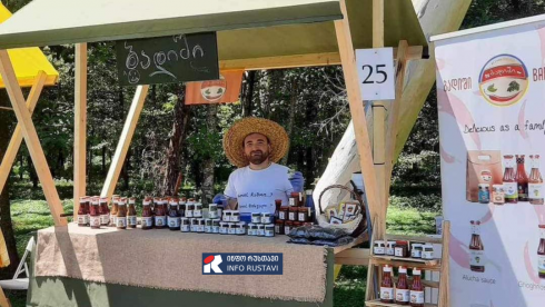 ახალგაზრდა რუსთაველი ბიჭი, რომელიც საცხოვრებლად სოფელში დაბრუნდა