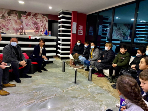 რუსთავში ხანძრის დროს დაზარალებული ოჯახები სასტუმროში გადაიყვანეს [video]