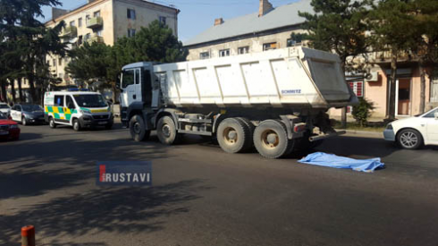 სატვირთო მანქანამ ადამიანს გადაუარა (ვიდეო)