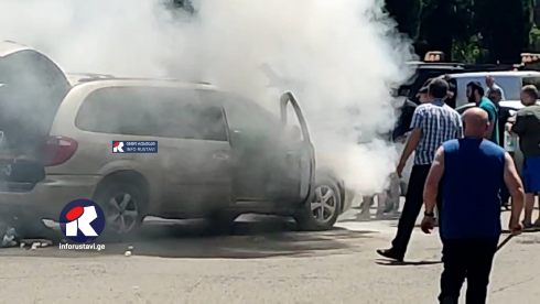 რუსთავში მოძრავ ავტომობილს ცეცხლი გაუჩნდა [video]